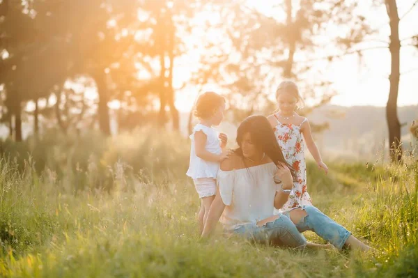 Madre Elegante Bella Figlia Divertirsi Sulla Natura Felice Concetto Famiglia — Foto Stock