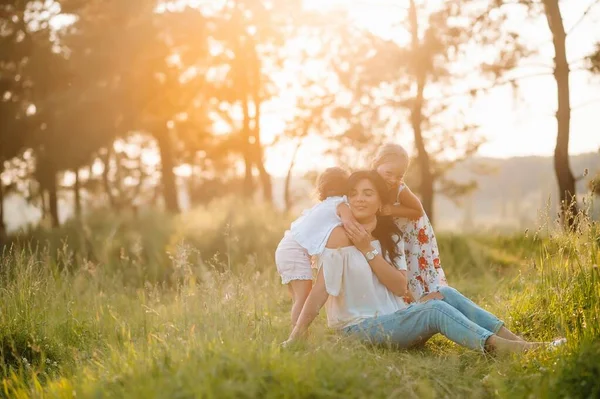 母と2人の娘が公園で楽しんでいます 家庭生活の中での幸福と調和 家族のアウトドアライフスタイルと美容自然シーン — ストック写真