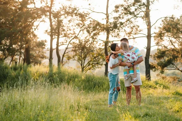 Szczęśliwa Rodzina Trzech Osób Spacerujących Trawie Parku — Zdjęcie stockowe