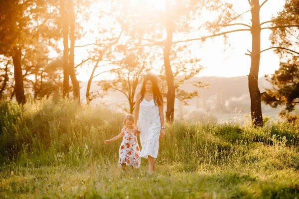 Snygg Mamma Och Stilig Dotter Som Har Roligt Naturen Lycklig — Stockfoto