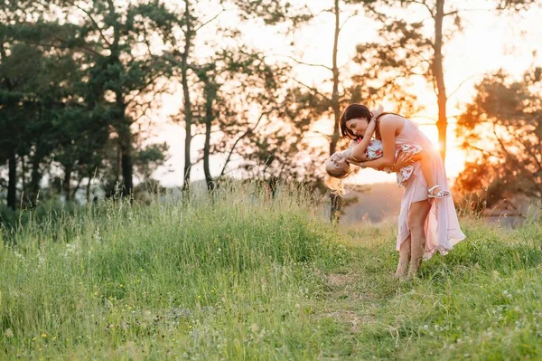 Şık Bir Anne Güzel Bir Kız Doğada Eğleniyor Mutlu Aile — Stok fotoğraf