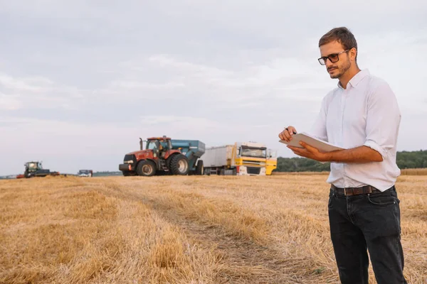 Счастливый Фермер Стоящий Пшеничном Поле После Сбора Урожая Концепция Сельского — стоковое фото