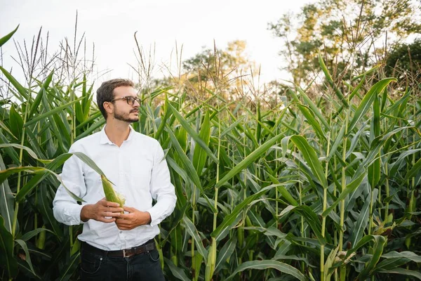 Retrato Hermoso Joven Agricultor Estudiante Trabajando Campo Feliz Una Camisa — Foto de Stock