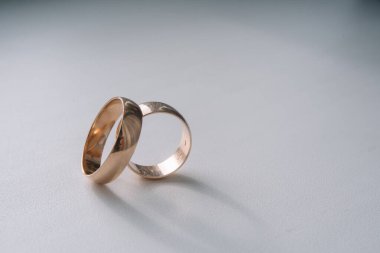 Evlilik yüzükleri. Gelin ve damat için iki nikah yüzüğü..