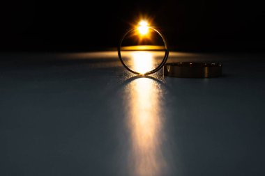 Evlilik yüzükleri. Gelin ve damat için iki nikah yüzüğü..