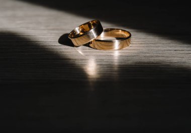 Evlilik yüzükleri. Gelin ve damat için iki nikah yüzüğü..
