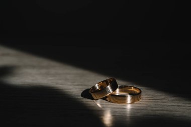 Evlilik yüzükleri. Gelin ve damat için iki nikah yüzüğü..