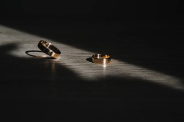 Evlilik yüzükleri. Gelin ve damat için iki nikah yüzüğü..