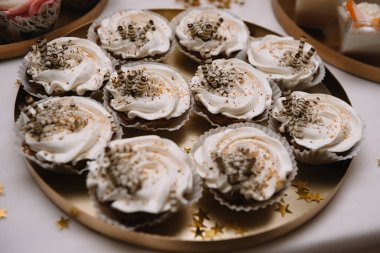 Meyveli tatlılar, krema, bisküvi. Farklı tatlı hamur işleri, küçük renkli tatlı kekler, makaron ve tatlı büfedeki diğer tatlılar. Doğum günü için çikolata.