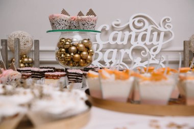 Meyveli tatlılar, krema, bisküvi. Farklı tatlı hamur işleri, küçük renkli tatlı kekler, makaron ve tatlı büfedeki diğer tatlılar. Doğum günü için çikolata.