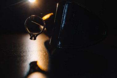 Evlilik yüzükleri. Gelin ve damat için iki nikah yüzüğü..