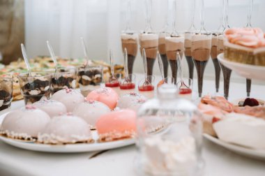 Meyveli tatlılar, krema, bisküvi. Farklı tatlı hamur işleri, küçük renkli tatlı kekler, makaron ve tatlı büfedeki diğer tatlılar. Doğum günü için çikolata.