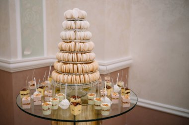 Meyveli tatlılar, krema, bisküvi. Farklı tatlı hamur işleri, küçük renkli tatlı kekler, makaron ve tatlı büfedeki diğer tatlılar. Doğum günü için çikolata.