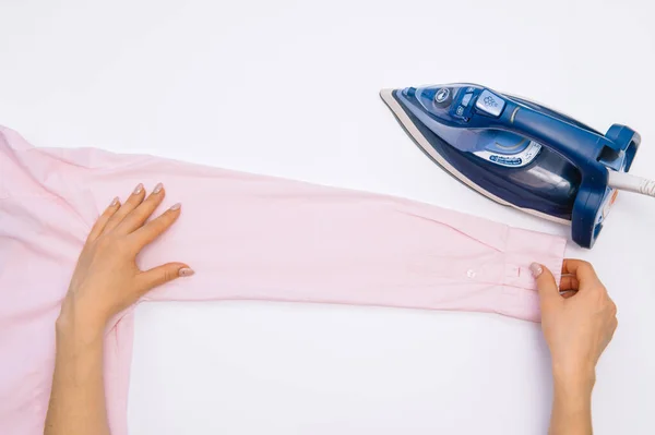 Mano Femenina Planchando Ropa Vista Superior Aislada Sobre Fondo Blanco — Foto de Stock