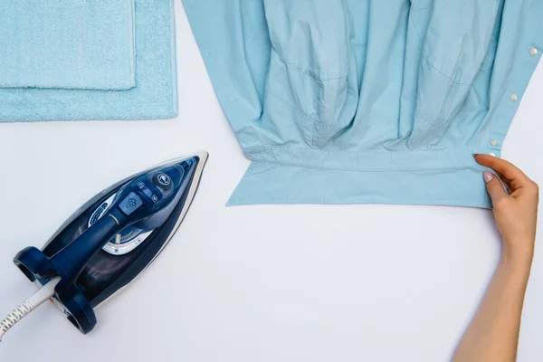 Vrouwelijke Hand Strijken Kleding Bovenaanzicht Geïsoleerd Witte Achtergrond Jonge Vrouw — Stockfoto