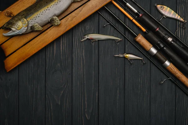 Aparejos Pesca Pesca Spinning Anzuelos Señuelos Sobre Fondo Madera Oscura — Foto de Stock