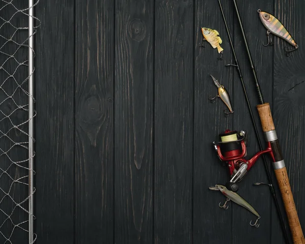 釣りのタックル 釣りのスピニング フックと暗い木製の背景にルアー トップ表示 — ストック写真