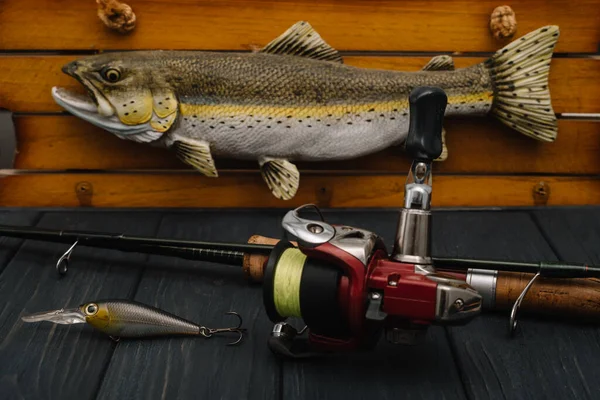 Aparejos Pesca Pesca Spinning Anzuelos Señuelos Sobre Fondo Madera Oscura — Foto de Stock