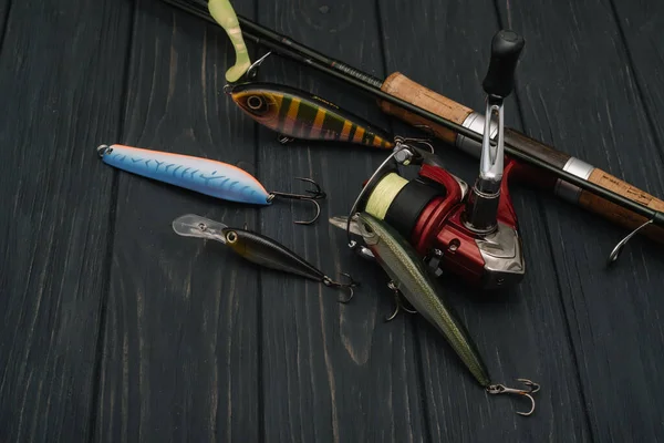 Aparejos Pesca Pesca Spinning Anzuelos Señuelos Sobre Fondo Madera Oscura — Foto de Stock