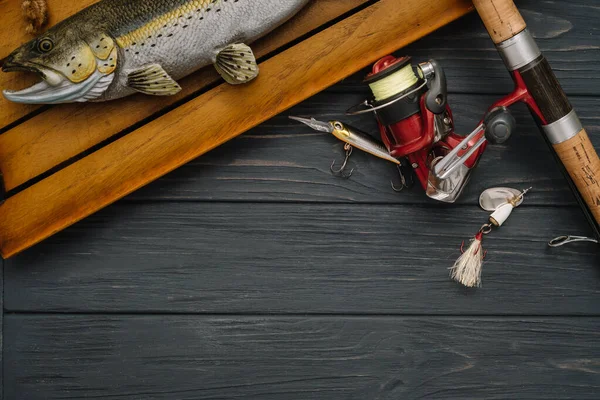 Aparejos Pesca Pesca Spinning Anzuelos Señuelos Sobre Fondo Madera Oscura — Foto de Stock