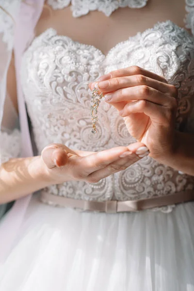 Pengiring Pengantin Mempersiapkan Pengantin Untuk Hari Pernikahan Pengiring Pengantin Membantu — Stok Foto