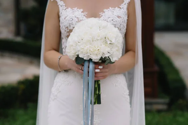 Наречена Стоїть Білій Весільній Сукні Букетом Квітів — стокове фото