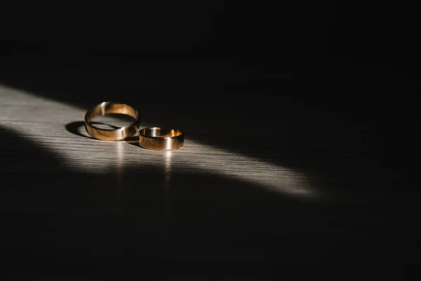 Evlilik Yüzükleri Gelin Damat Için Iki Nikah Yüzüğü — Stok fotoğraf