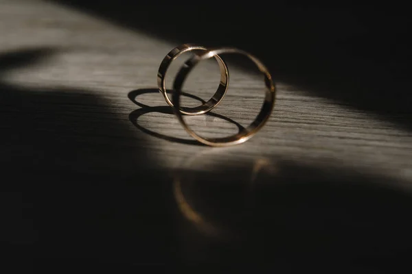 Обручальные Кольца Два Обручальных Кольца Жениха Невесты — стоковое фото