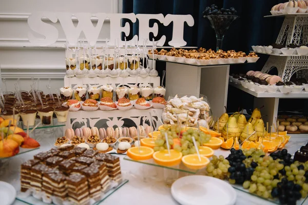 Postres Con Frutas Mousse Galletas Diferentes Tipos Pasteles Dulces Pequeños — Foto de Stock