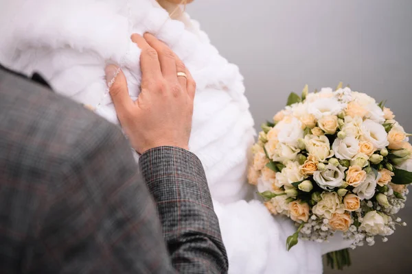 Наречена Стоїть Білій Весільній Сукні Букетом Квітів — стокове фото