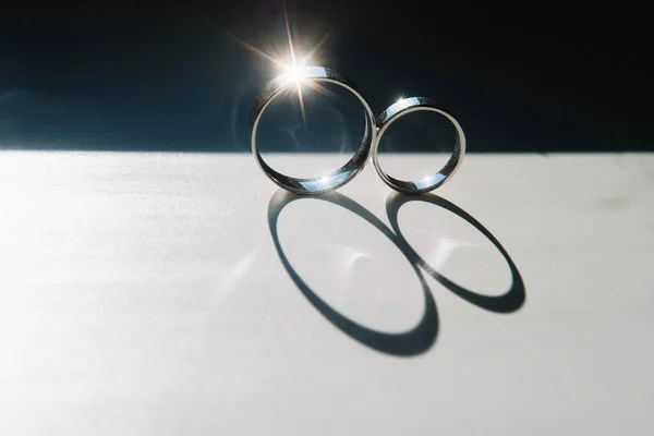 Jegygyűrűk Két Jegygyűrű Menyasszonynak Vőlegénynek — Stock Fotó