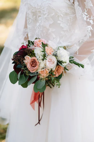 Nevěsta Stojí Bílých Svatebních Šatech Kyticí Květin — Stock fotografie