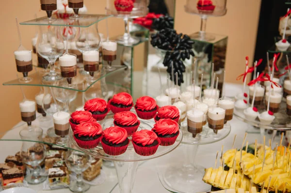 Postres Con Frutas Mousse Galletas Diferentes Tipos Pasteles Dulces Pequeños — Foto de Stock