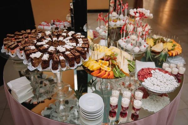 Postres Con Frutas Mousse Galletas Diferentes Tipos Pasteles Dulces Pequeños —  Fotos de Stock