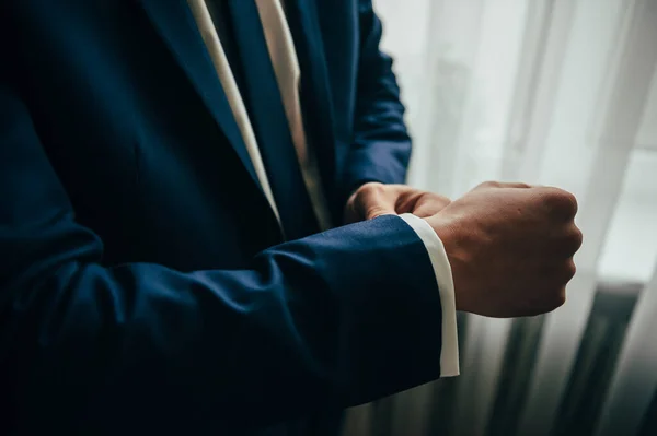 Noivo Manhã Casamento Preparar Homem Camisa Branca Vestir Abotoaduras Código — Fotografia de Stock