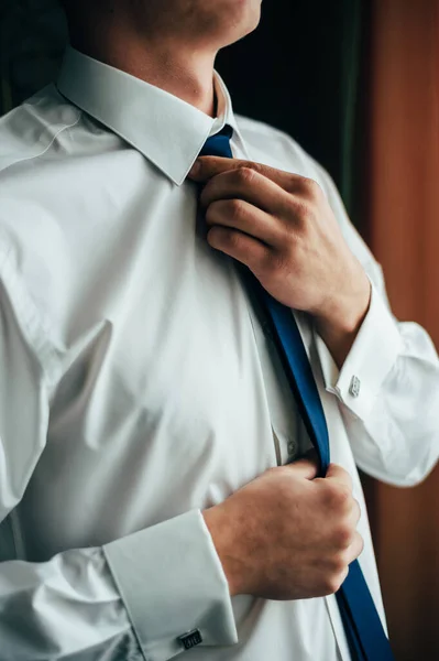 Bruidegom Ochtend Bruiloft Voorbereiding Man Wit Shirt Doet Manchetknopen Aan — Stockfoto
