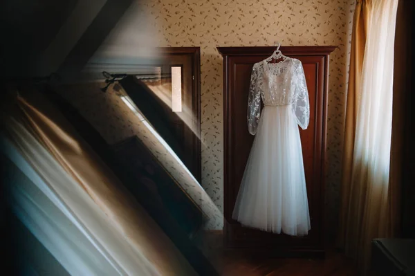 Vackra Brudens Vita Bröllopsklänning Hänger Nära Sängen Ett Hotellrum Med — Stockfoto