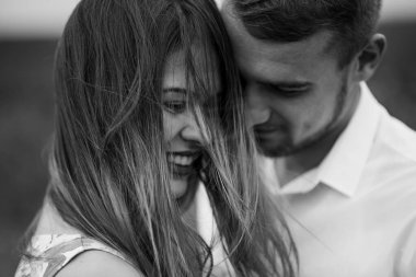 Bir kız ve bir erkek doğada yürüyorlar. Bir çiftin portresi, bir aşk hikayesi. Mutlu gülümseyen, sevgi dolu bir çift, güzel doğada uzanıyorlar. Aşk hikayesi.