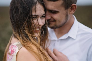 Bir kız ve bir erkek doğada yürüyorlar. Bir çiftin portresi, bir aşk hikayesi. Mutlu gülümseyen, sevgi dolu bir çift, güzel doğada uzanıyorlar. Aşk hikayesi.