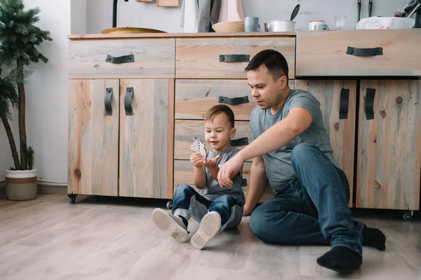 Junger Mann Und Sein Sohn Mit Backblech Der Küche Vater — Stockfoto