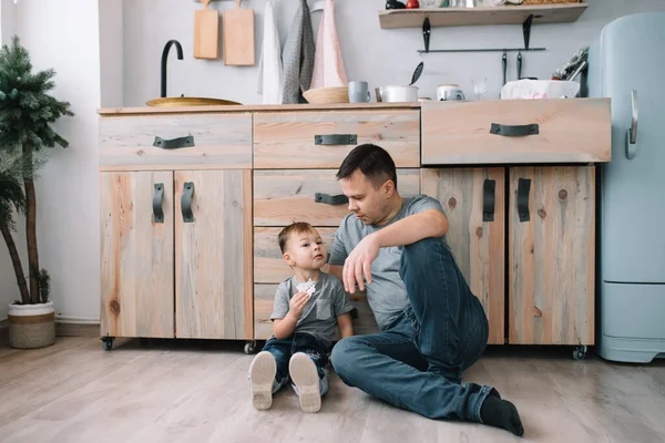 Junger Mann Und Sein Sohn Mit Backblech Der Küche Vater — Stockfoto