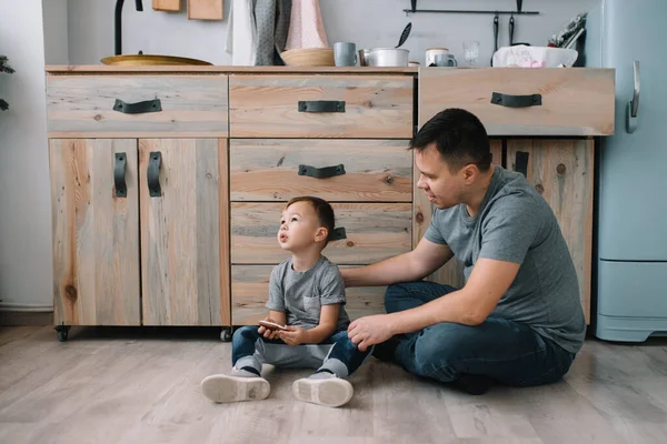 Junger Mann Und Sein Sohn Mit Backblech Der Küche Vater — Stockfoto