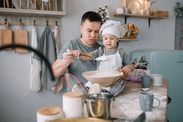 Giovanotto Suo Figlio Con Lenzuolo Forno Cucina Padre Con Figlioletto — Foto Stock