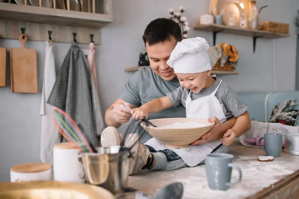 Giovanotto Suo Figlio Con Lenzuolo Forno Cucina Padre Con Figlioletto — Foto Stock