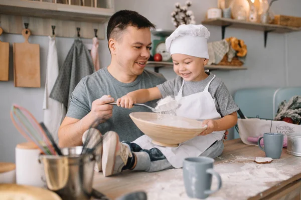 Giovanotto Suo Figlio Con Lenzuolo Forno Cucina Padre Con Figlioletto — Foto Stock