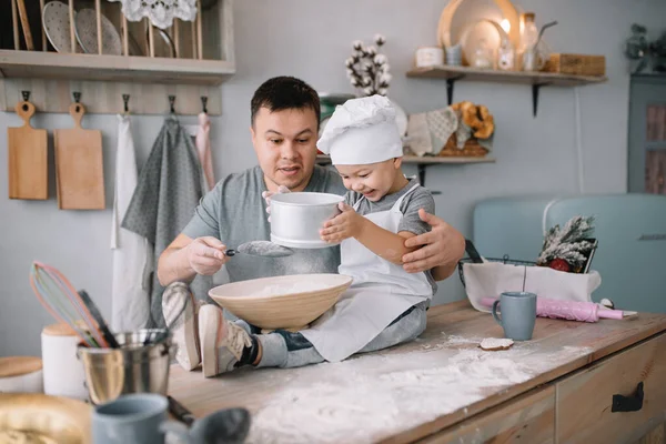 Giovanotto Suo Figlio Con Lenzuolo Forno Cucina Padre Con Figlioletto — Foto Stock