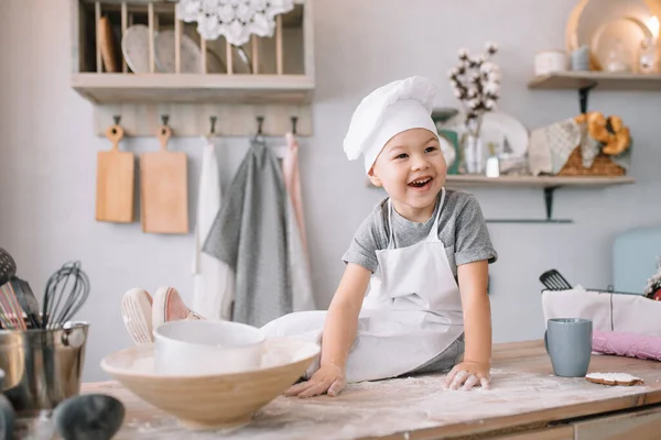 Молодий Хлопчик Симпатичний Кухні Кухар Білій Формі Капелюсі Біля Столу — стокове фото