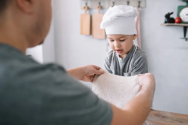 Jovem Seu Filho Com Lençol Forno Cozinha Pai Com Filho — Fotografia de Stock