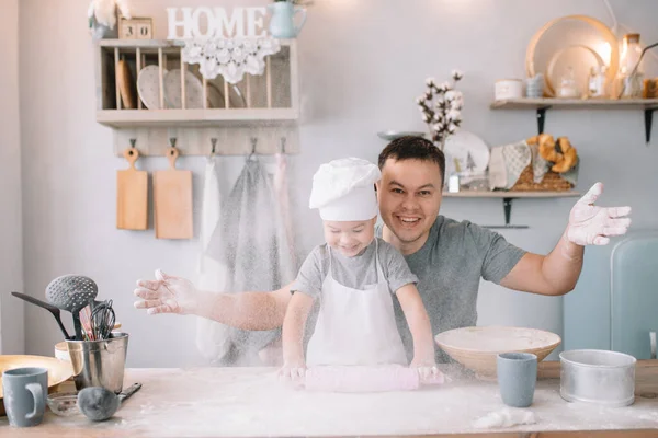 Mladý Muž Jeho Syn Prostěradlem Kuchyni Otec Malým Synem Kuchyni — Stock fotografie