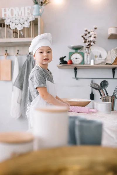 Giovane Ragazzo Carino Sulla Cucina Cuoco Cuoco Uniforme Bianca Cappello — Foto Stock